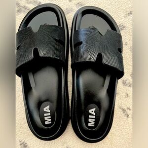 MIA Bertini black sandals size 9M
